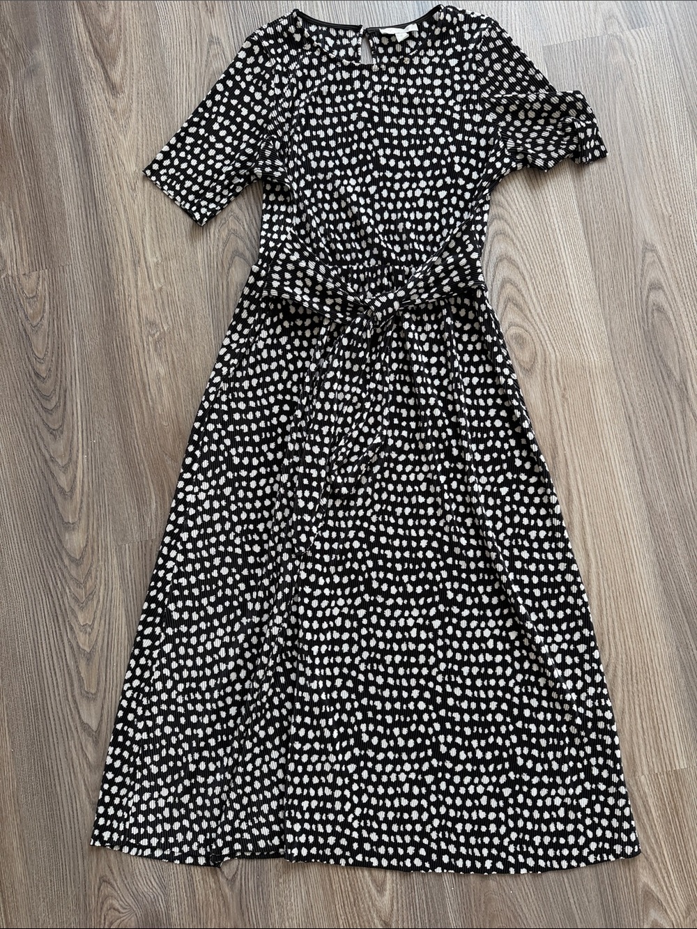 ASOS DESIGN plisse midi dress with tie waist in black and white spot - US 6, Med